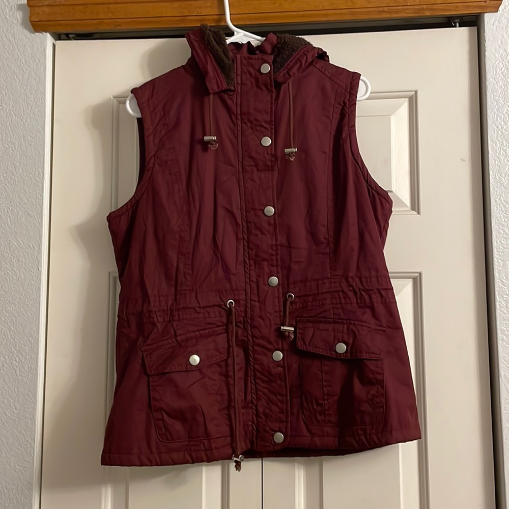 Women’s Miss Duet Wine Sherpa Lined Hooded Vest. Size L